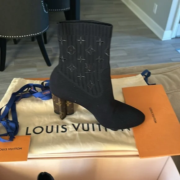 Louis Vuitton Elegant Black Ankle Booties - Picture 2 of 9
